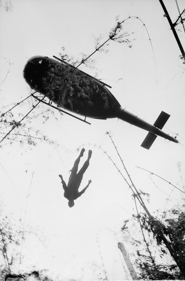 Soldado norte-americano é morto em combate na selva, perto da fronteira cambojana. 1966. Foto: Henri Huet/AP
