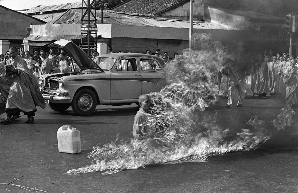 Monge budista, Quang Duc, ateia fogo em seu próprio corpo, como forma de protesta contra a perseguição dos budistas por parte do governo sul-vietnamita. Saigon, 11/06/1963. Foto: Malcolm Browne/AP