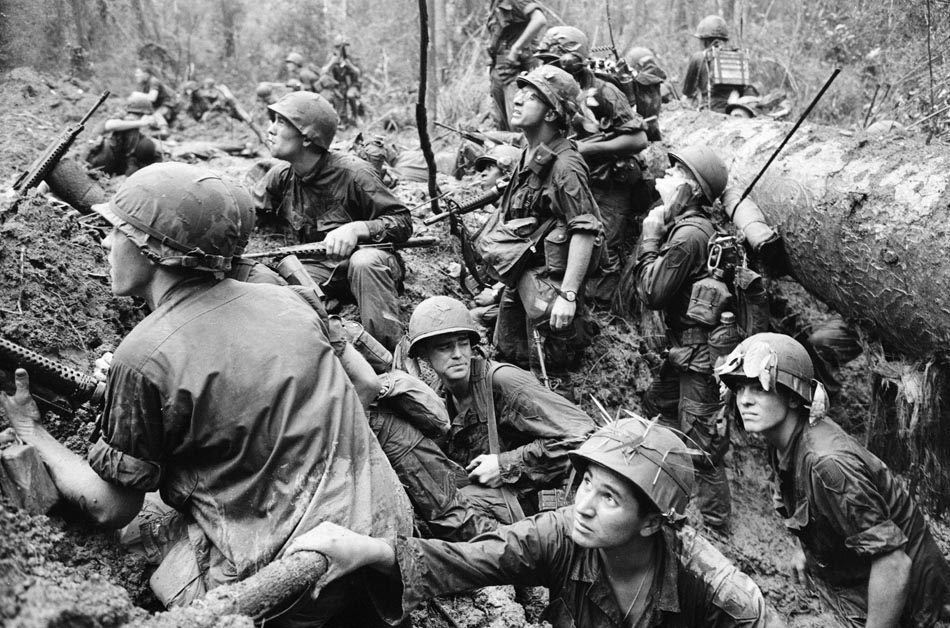 Soldados norte-americanos entrincheirados, em Phuoc Vinh. 15/06/1967. Foto: Henri Huet/AP