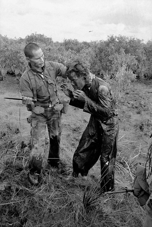 Soldado sul-vietnamita usa punhal para ameaçar um agricultor acusado de favorecer os vietcongs. 09/01/1964. Foto: Horst Faas/AP