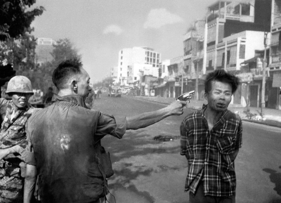 General sul-vietnamita Nguyen Ngoc Loan, chefe da polícia nacional, dispara sua pistola contra a cabeça de Nguyen Van Lem, oficial Vietcong, em Saigon. Com a foto Eddie Adams, ganhou o Prêmio Pulitzer daquele ano. 01/02/1968. Foto: Eddie Adams/AP
