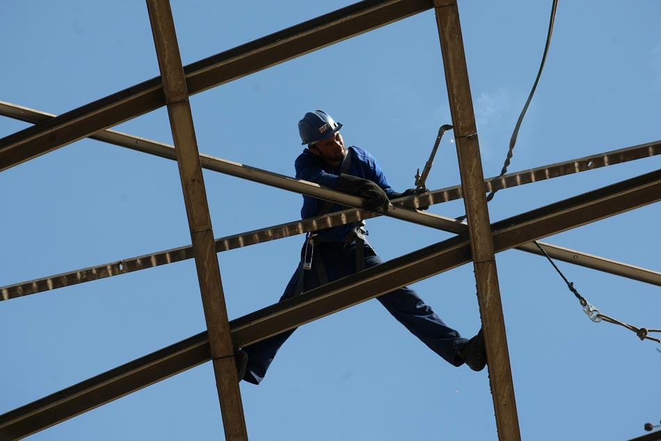 Operários trabalha nas alturas para desmontagem da estrutura. FOTO: HÉLVIO ROMERO/AE