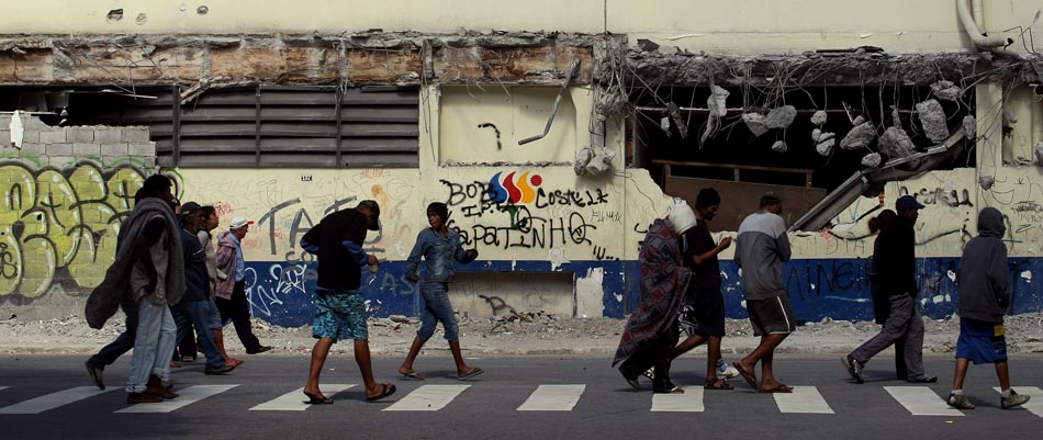 Moradores de rua passam por local da demolição, que fica próximo à Cracolândia. FOTO: HÉLVIO ROMERO/AE