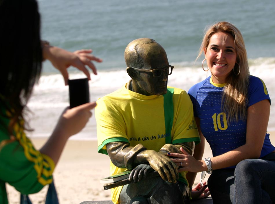 No Rio de Janeiro, até mesmo a estátua de Carlos Drummond de Andrade foi vestido com as cores da Copa. 15/06/2010. Foto: Tasso Marcelo/AE