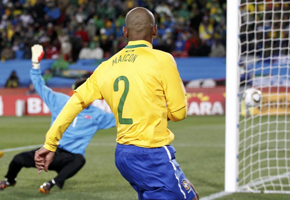Lateral Maicon, mesmo sem ângulo, faz o primeiro gol do Brasil contra a Coreia do Norte. Johanesburgo, 15/06/2010. Foto: Siphiwe Sibeko/Reuters