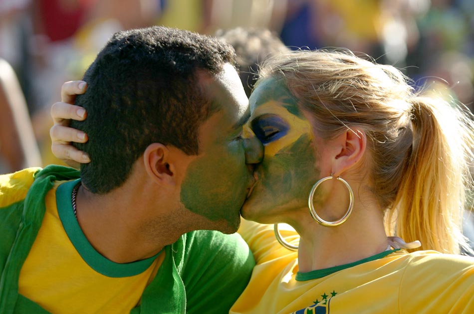 Casal se beija, na praia de Copacabana, no Rio, durante a partida entre Brasil x Coreia do Norte. 15/06/2010. Foto: Tasso Marcelo/AE