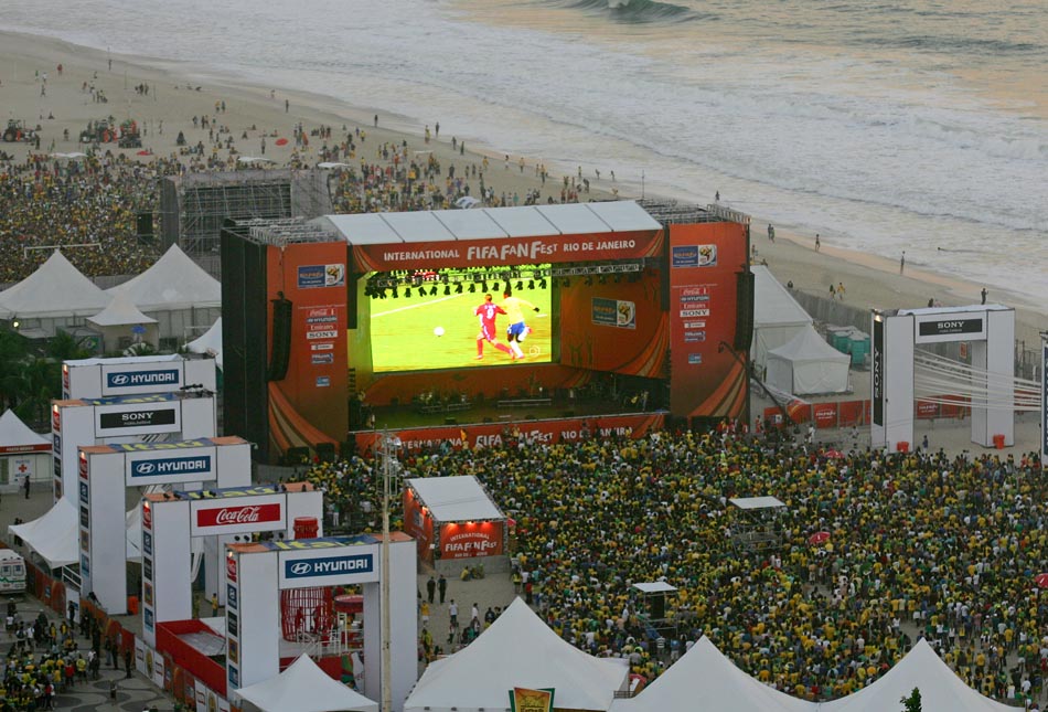 Praia de Copacabana, no Rio, tomada por torcedores que acompanharam a partida entre Brasil x Coreia do Norte. 15/06/2010. Foto: Paulo Vitor/AE