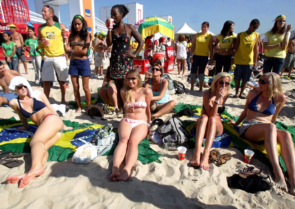 Torcedores acompanham o jogo entre Brasil x Coreia do Norte, na praia de Copacabana, na zona sul do Rio de Janeiro. 15/06/2010. Foto: Tasso Marcelo/AE
