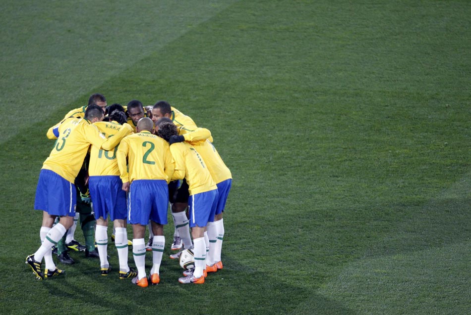 Jogadores da seleção brasileira, antes do início da partida contra a Coreia do Norte. Johanesburgo, 15/06/2010. Foto: Kim Kyung-Hoon/Reuters