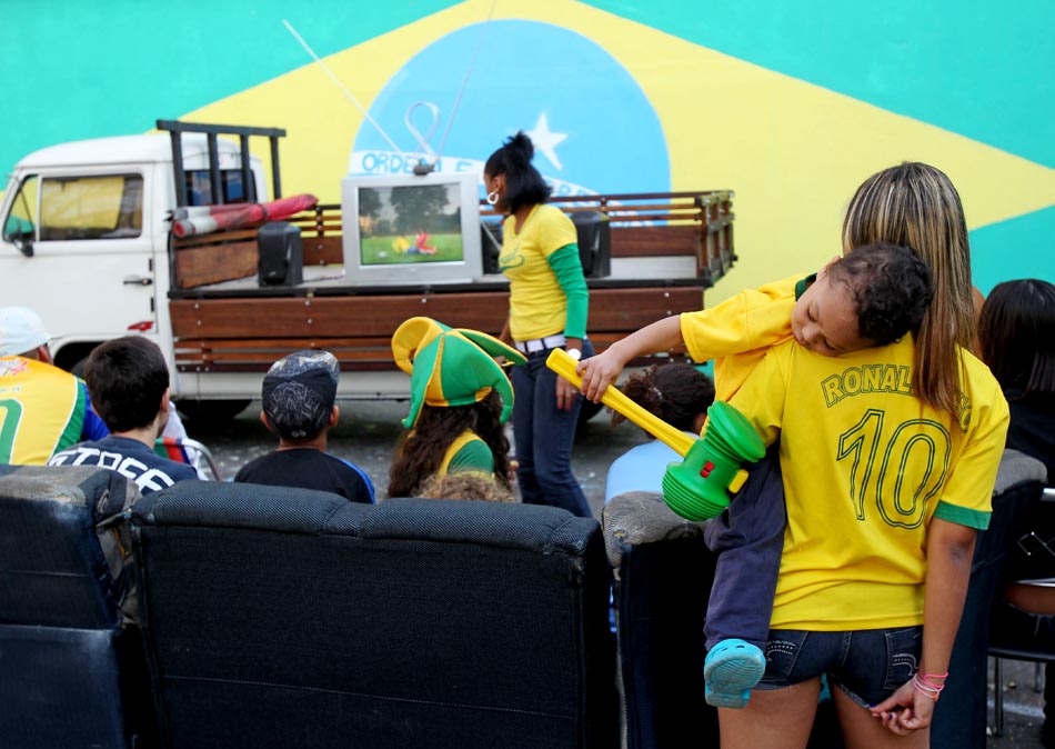 No bairro da Luz, moradores acompanham a estreia do Brasil contra a Coreia do Norte através de uma TV, colocada em cima de uma Kombi.15/06/2010. Foto: Tiago Queiroz/AE