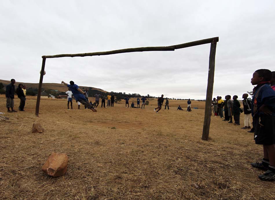 Garotos nunca jogaram em um campo de futebol gramado. 10/6/2010. Foto: Evelson de Freitas/AE