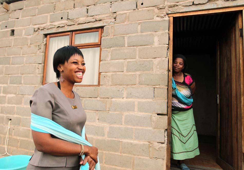 Afilhada do presidente Zuma, Sebenzile Shange, no local em que o presidente mantém uma casa. Vários parentes de Zuma moram nas proximidades. Sebenzile trabalha na prefeitura da cidade de Nkandla. 8/6/2010. Foto: Evelson de Freitas/AE