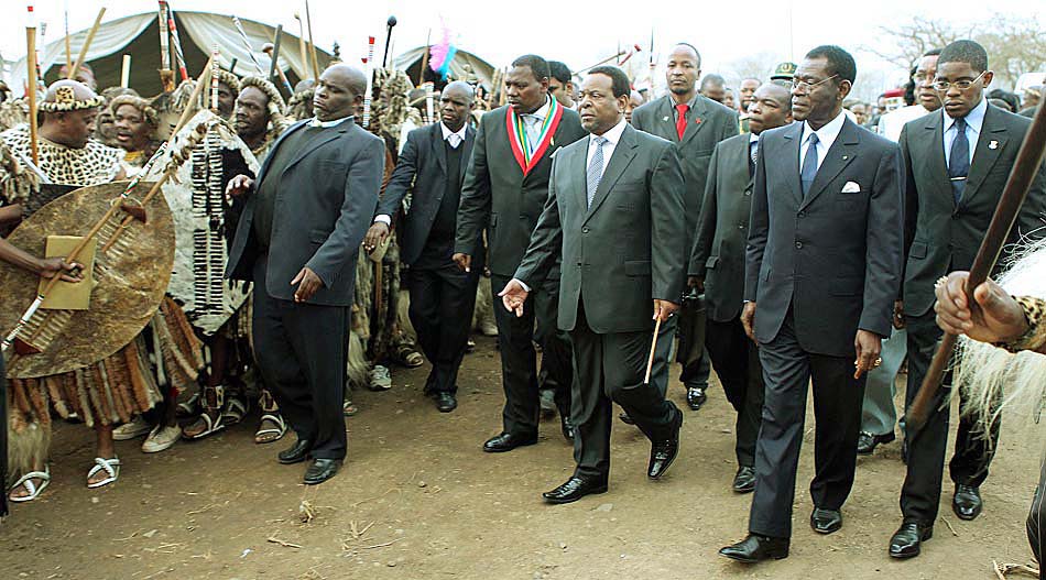 Encontro entre o rei Zulu Kwazulu e presidente da Guine Equatorial, Teodoro Obiang Nguema Mbasogo. No evento grupos da etnia Zulu se apresentaram em Ulundi, província de KwaZulu-Natal. 09/06/2010. Foto: Evelson de Freitas/AE