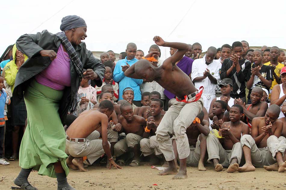 Música contagia o público que entra na dança. Ulundi, província de KwaZulu-Natal. 9/6/2010. Foto: Evelson de Freitas/AE