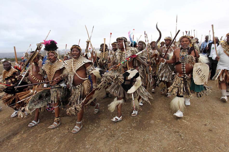 Guerreiros zulus apresentam-se para o rei Zulu Zwelithini KaBleKuzulu. Ulundi, província de KwaZulu-Natal. 09/06/2010. Foto: Evelson de Freitas/AE