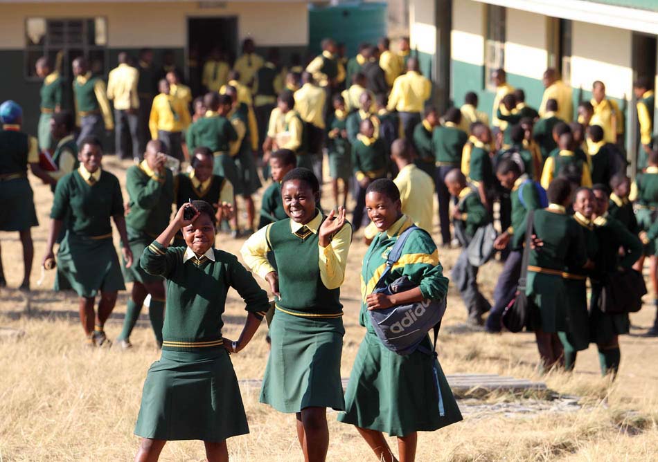 Alunos do ensino médio da escola Msholozi. As escolas são muito bem cuidadas em todo o território sul-africano. Estão sempre limpas e pintadas e todos os alunos usam uniformes. 8/6/2010. Foto: Evelson de Freitas/AE