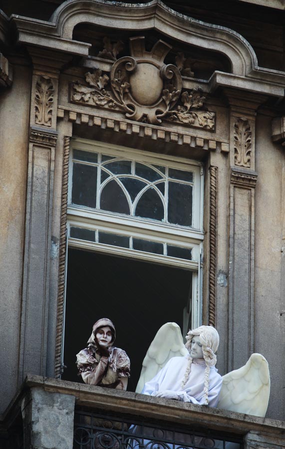 O casal Gladys e Harum posam de camponesa e anjo, respectivamente. 22/07/2010. Foto: Tiago Queiroz/AE
