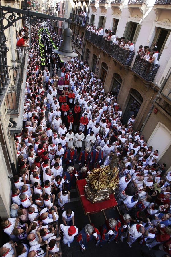 Imagem de São Firmino é carregada pelas ruas de Pamplona, Espanha. 06/07/2010. Foto: Ivan Aguinaga/AP