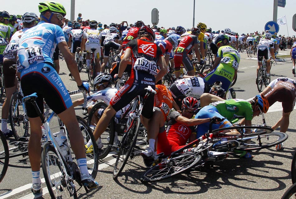Ciclistas caem durante o primeiro trecho do Tour de France. 04/07/2010. Foto:Bogdan Cristel/Reuters