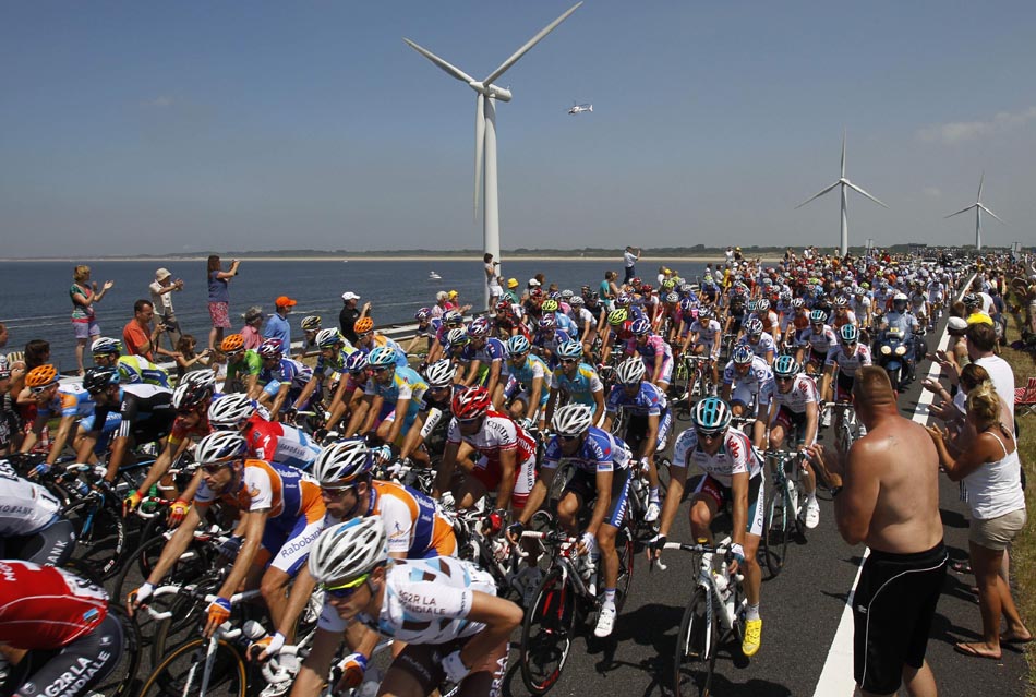 Passagem dos ciclistas por Haringvliet, Holanda, na primeira etapa do Tour de France.04/07/2010. Foto:Christophe Ena/AP