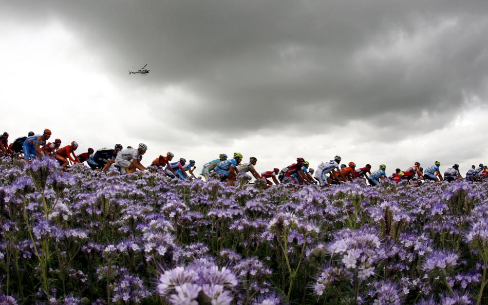 O ciclistas pedalam na 2ª etapa. 05/07/2010. Foto:Eric Gaillard/Reuters