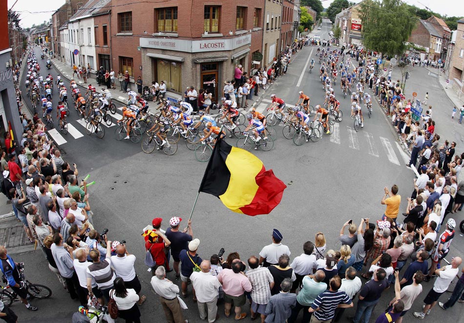 Ciclistas na 3ª etapa do Tour de France, entre Wanze e Arenberg-Porte Du Hainaut, na França. 06/07/2010. Foto:Eric Gaillard/Reuters