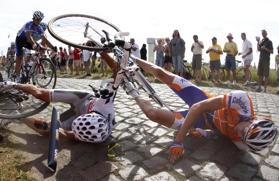 Ciclistas caem no 3º trecho da corrida. 06/07/2010. Foto:Eric Gaillard/Reuters