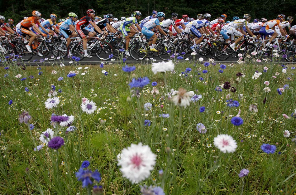 Ciclistas no 6º trecho do Tour de France. 09/07/2010. Foto:Christophe Ena/AP