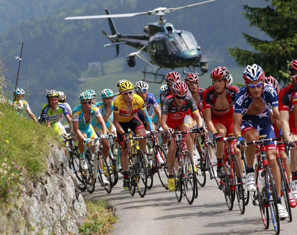 Helicóptero acompanha os ciclistas da 9ª etapa do Tour de France, que vai de Morzine-Avoriaz à Saint-Jean-de-Maurienne, na França. 13/07/2010. Foto:Bas Czerwinski/AP