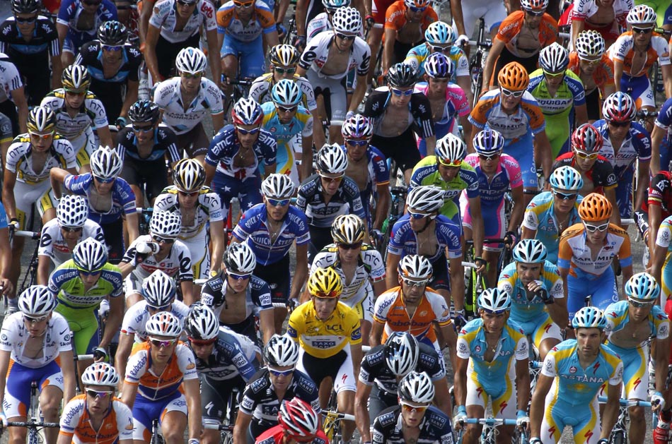 Colorido dos capacetes dos ciclistas, na 10ª etapa do Tour de France. 14/07/2010. Foto:Eric Gaillard/Reuters