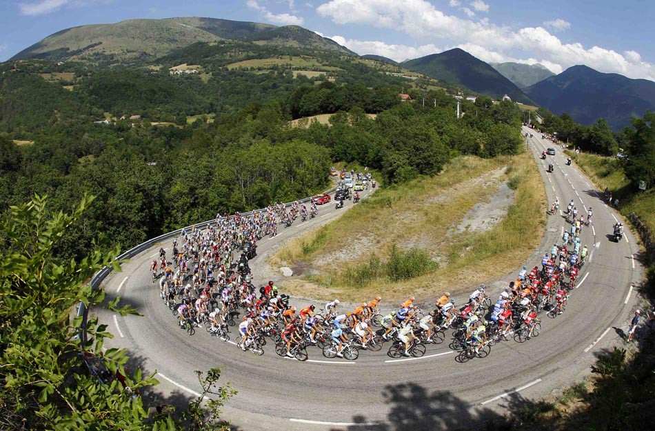 Ciclistas percorrem o 10º trecho do Tour de France, entre Chambery e Gap, an França. 14/07/2010. Foto:Bogdan Cristel/Reuters