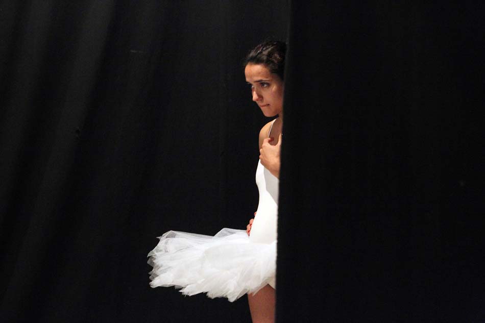 ...e a bailarina concentrada, aguarda o momento exato de entrar na cena. São Paulo, 28/07/10. Foto: Evelson de Freitas/AE