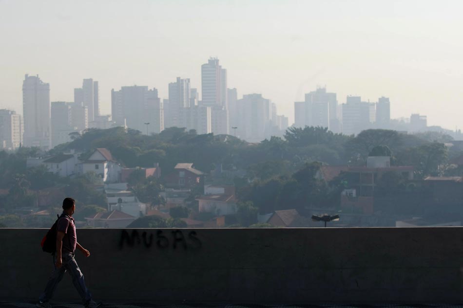 O cinza também toma conta da paisagem, no bairro do Sumaré. 25/08/2010. Foto: Hélvio Romero/AE
