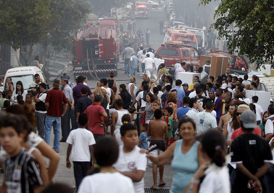 População acompanha o trabalho dos bombeiros na Favela Zoião. 25/08/2010. Foto: José Patrício/AE