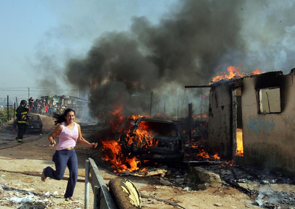 Cerca de 70 barracos foram atingidos pelo fogo, na Favela Alba, zona sul de São Paulo. 25/08/2010. Foto: Werther Santana/AE