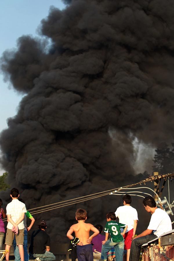 Incêndio na fábrica General Tintas na cidade de Jandira, região metropolitana da Capital. 26/08/2010. Foto: Tiago Queiroz/AE