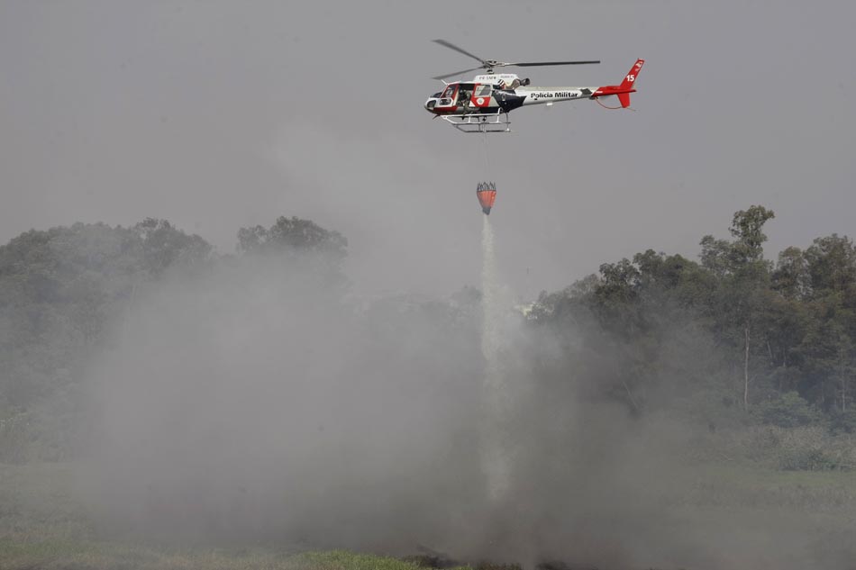Água do Rio Tietê é transportada por helicóptero da polícia para combater incêndio no Parque Ecológico, na zona leste de São Paulo. 27/08/2010. Foto: José Patrício/AE