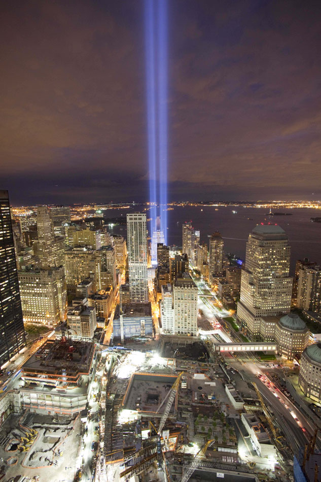 Luzes marcam o local onde estavam as torres gêmeas do World Trade Center. 11/09/2010. Foto:Mark Lennihan/AP