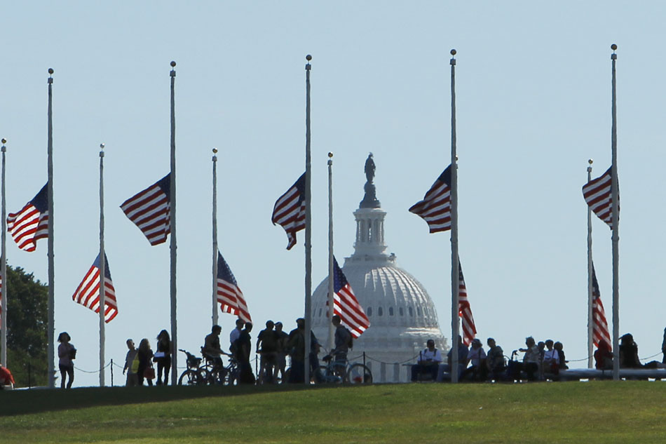 Bandeiras são hasteadas a meio palmo, em memória às vítimas do World Trade Center. 11/09/2010. Foto:Ann Heisenfelt/AP