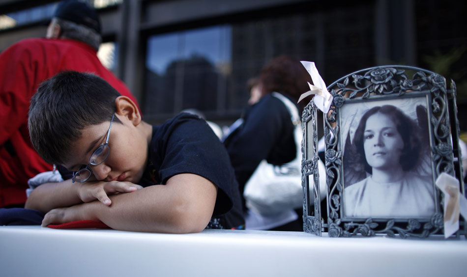 Victor Ortiz, 7, aguarda o nome de sua mãe ser chamado entre as vítimas de 9/11. 11/09/2010. Foto:Chip East/Reuters