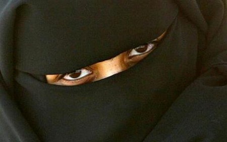 Muçulmana com o rosto coberto pela burca (Foto: Getty Images)