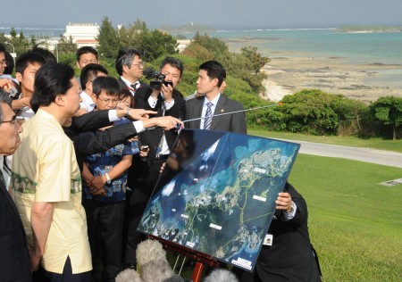 Premiê japonês visita base militar americana instalada há 65 anos em Okinawa