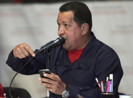Chávez e o seu Blackberry. Foto: Reuters