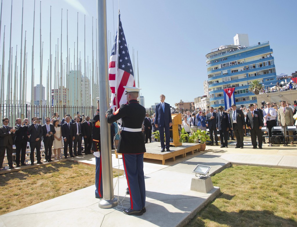 John Kerry acompanha o hasteamento da bandeira nos EUA na embaixada em Havana