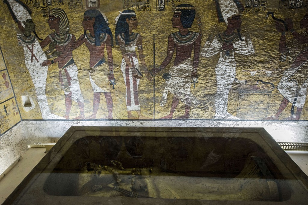 Sarcófago dourado do rei Tutancamon no Vale dos Reis, a 500 km de Cairo 