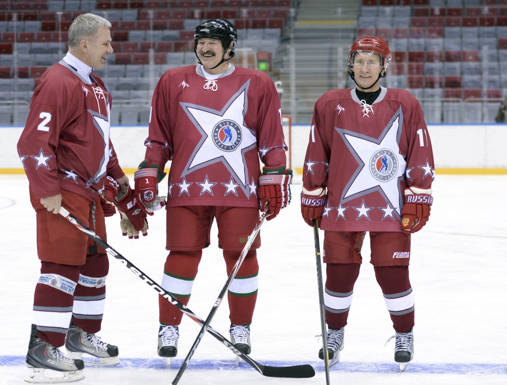 Putin (D) e Lukachenko (C) em uma partida de hockey (Reuters/Alexei Nikolskiy/RIA Novosti)