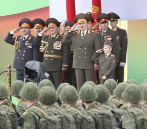 Lukachenko e seu filho, Nikolai, durante uma parada militar, em 2011 (REUTERS/BelTA/Nikolai Petrov)
