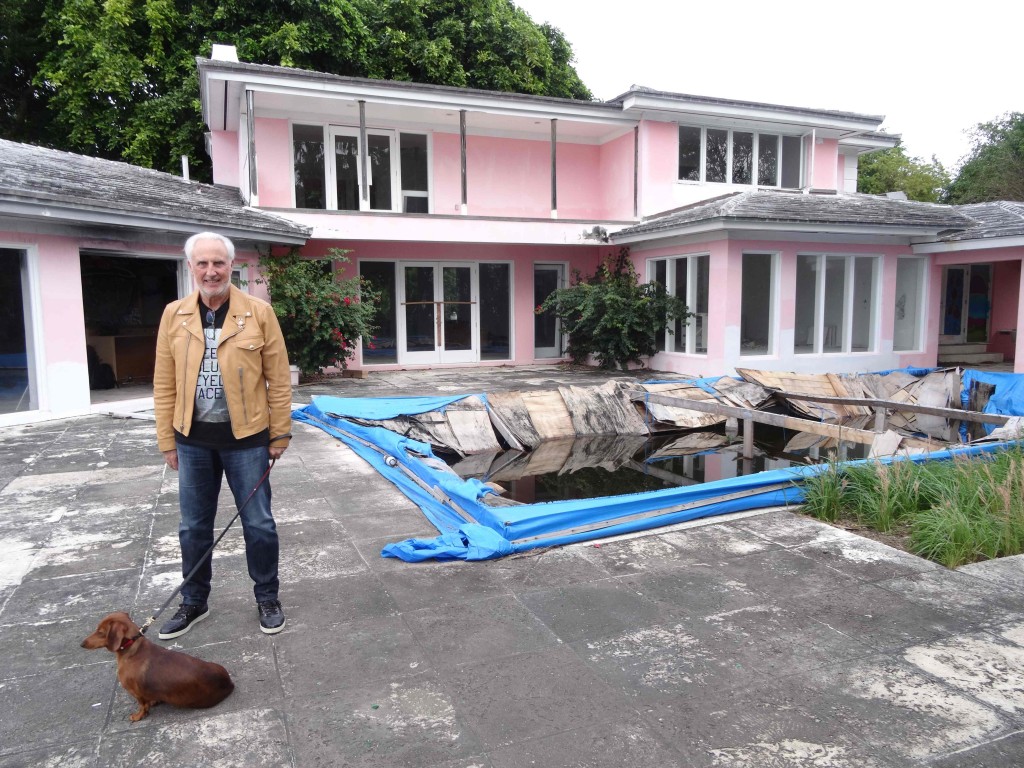 Christian de Berdouare na frente da casa em Miami Beach que pertenceu ao narcotraficante Pablo Escobar