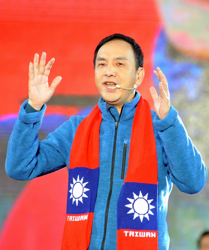 Eric Chu (C), presidential candidate from the ruling Kuomintang (KMT), speaks to supporters during a rally in New Taipei City on January 15, 2016. Voters in Taiwan are set to elect a Beijing-sceptic president on January 16, 2015 as they take the latest step in a dramatic democratic journey, carving their own political path against China's wishes. AFP PHOTO / Sandy Cheng