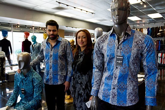 Co-fundador da marca Barabas e gerente da loja mostram camisas usadas por 'El Chapo' / Foto: FELIPE CHACÓN/Efe
